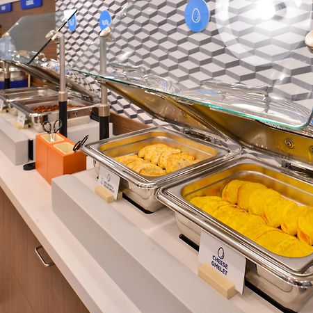 홀리데이 인 익스프레스 호텔 서던파인스 외부 사진